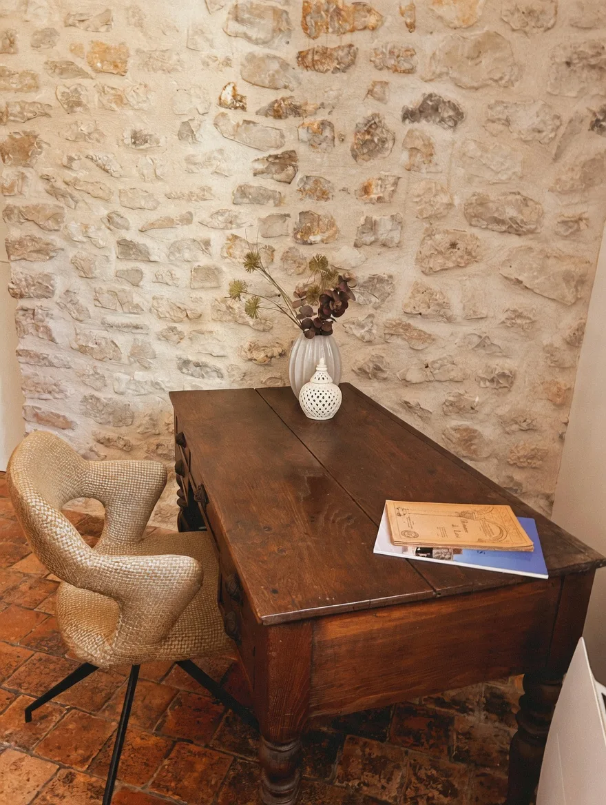 Le bureau ancien sous le mur de pierre