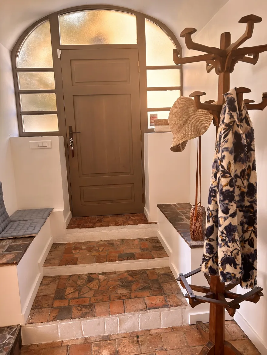 Entrée — porte d'entrée et porte-manteau