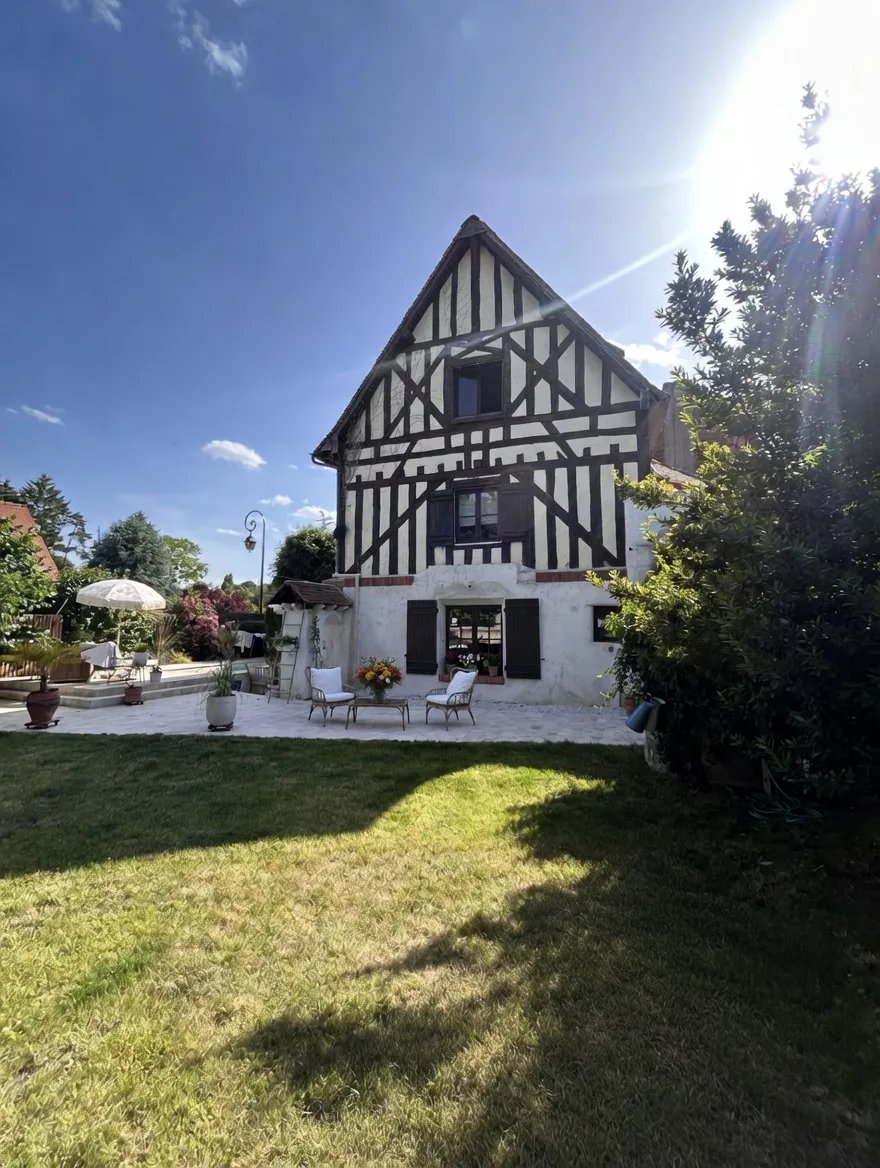 Façade à colombages de la Maison de la Tour et son jardin