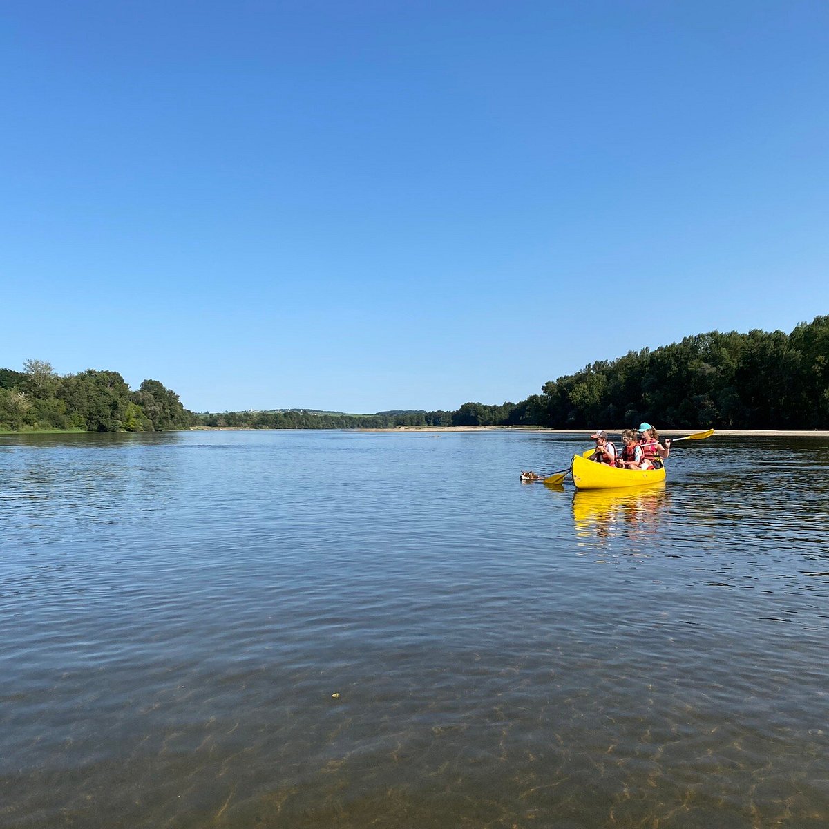Descente de la Loire en canoë jaune entre les bancs de sable