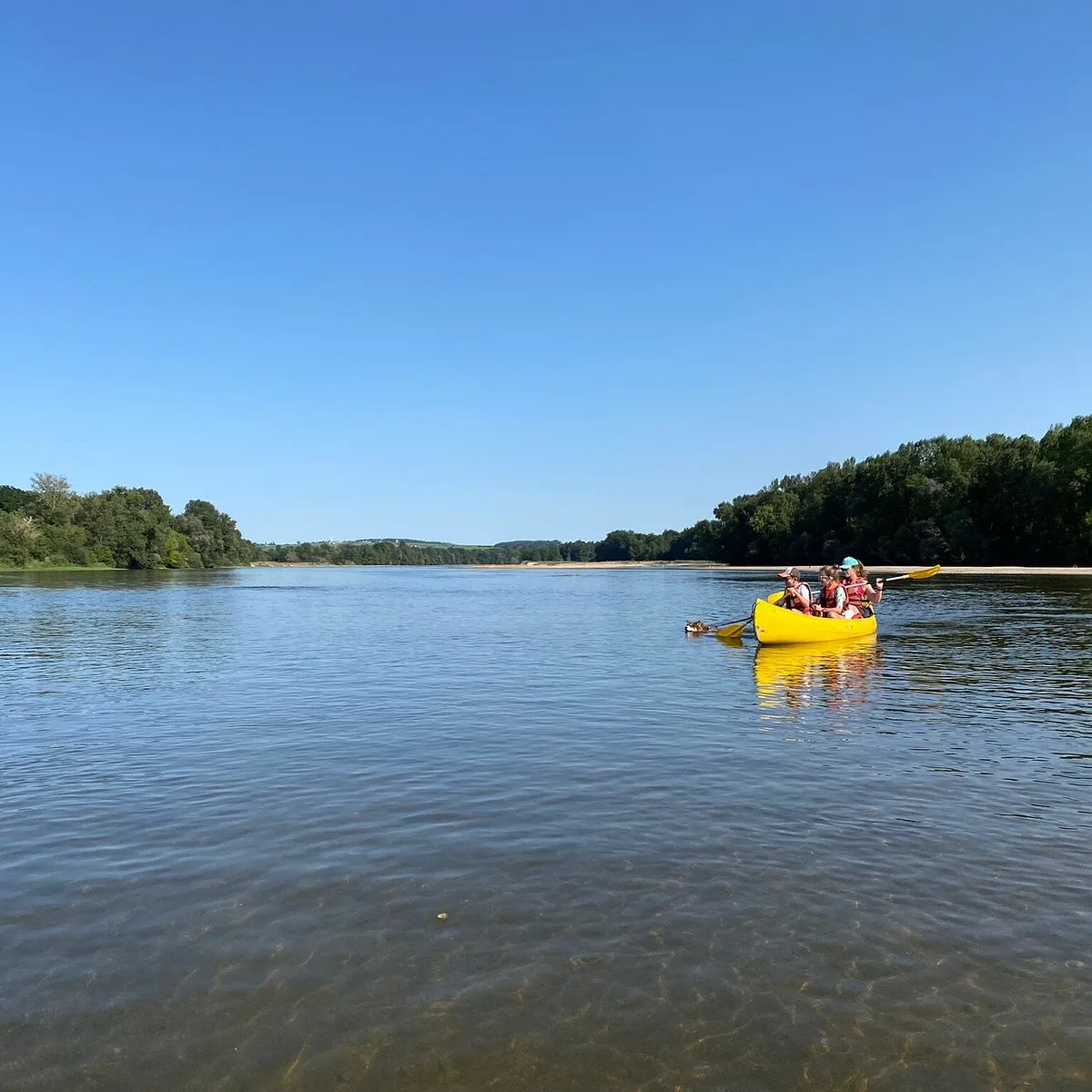 Descente de la Loire en canoë jaune entre les bancs de sable