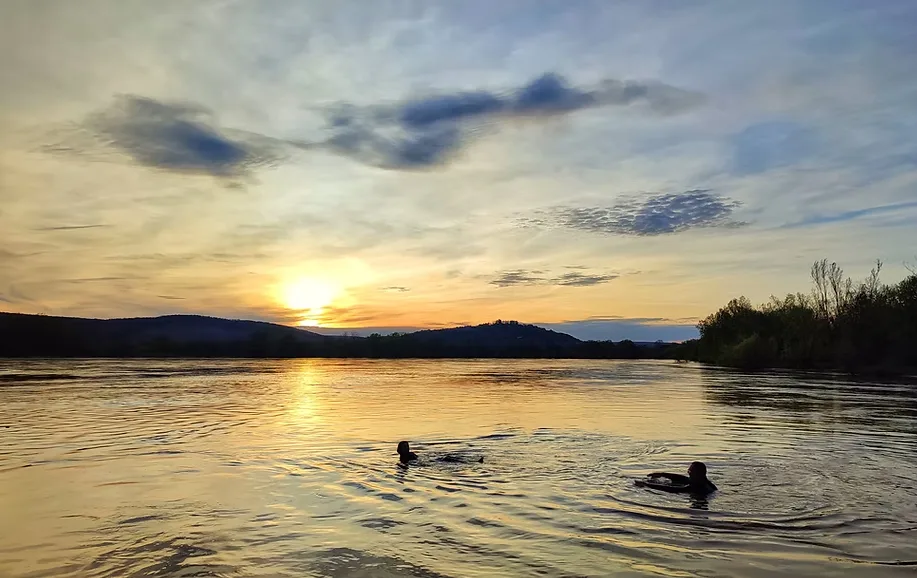 Nage encadrée en eaux vives dans la Loire au coucher du soleil