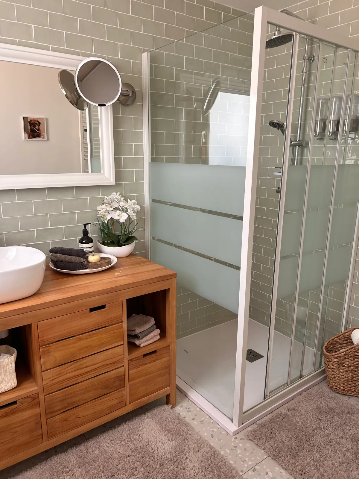 Salle de douche partagée — vasque