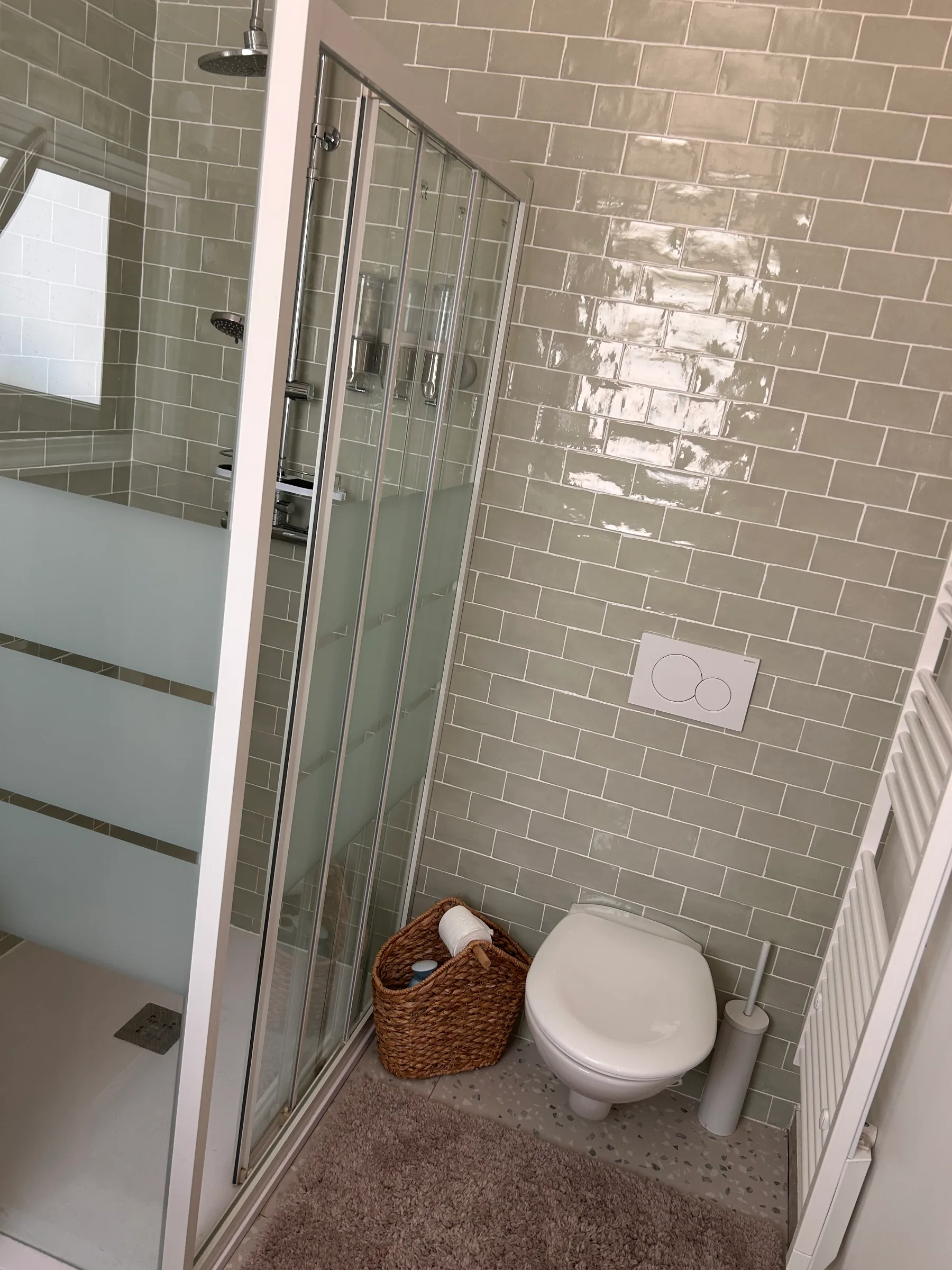 Salle d'eau partagée — douche et WC