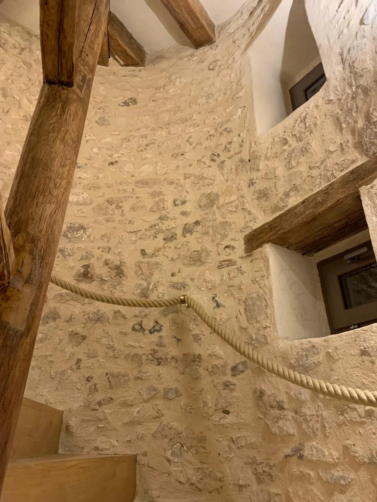 L'escalier de la tour et ses murs de pierre