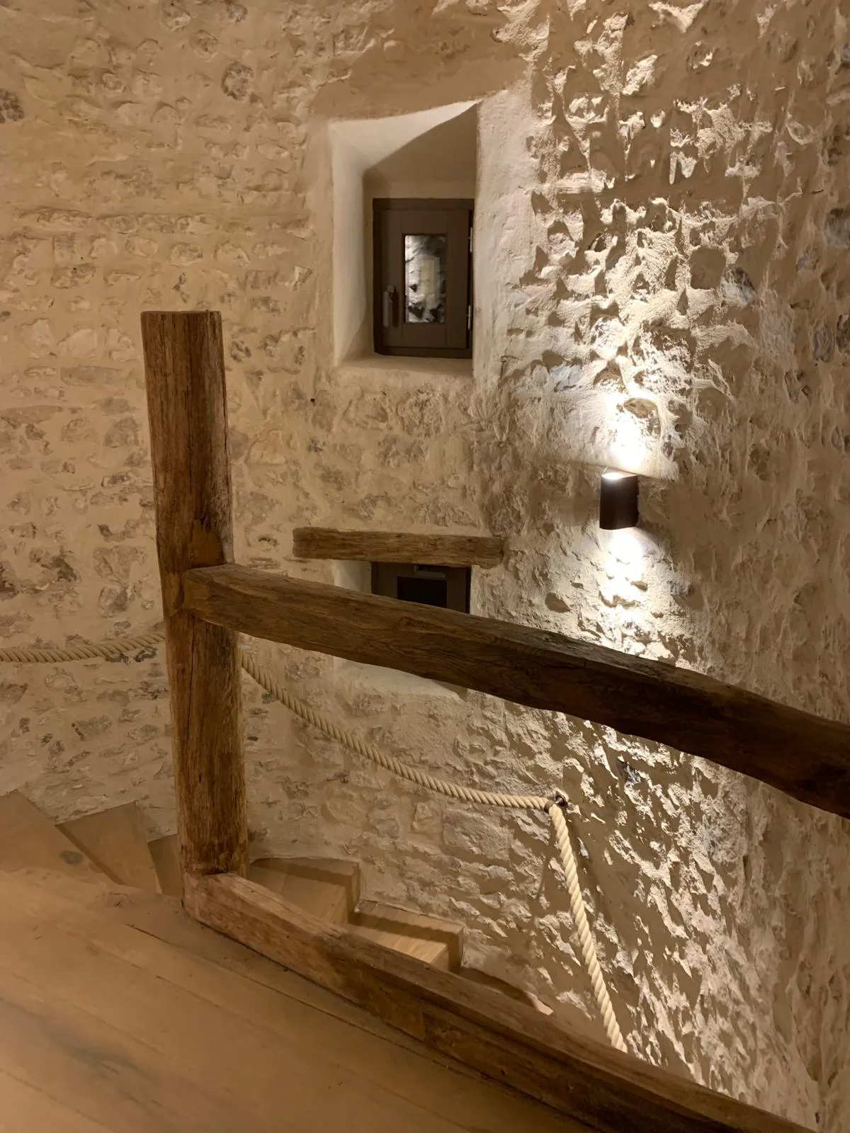 Un palier de la tour, rampe en bois et fenêtre