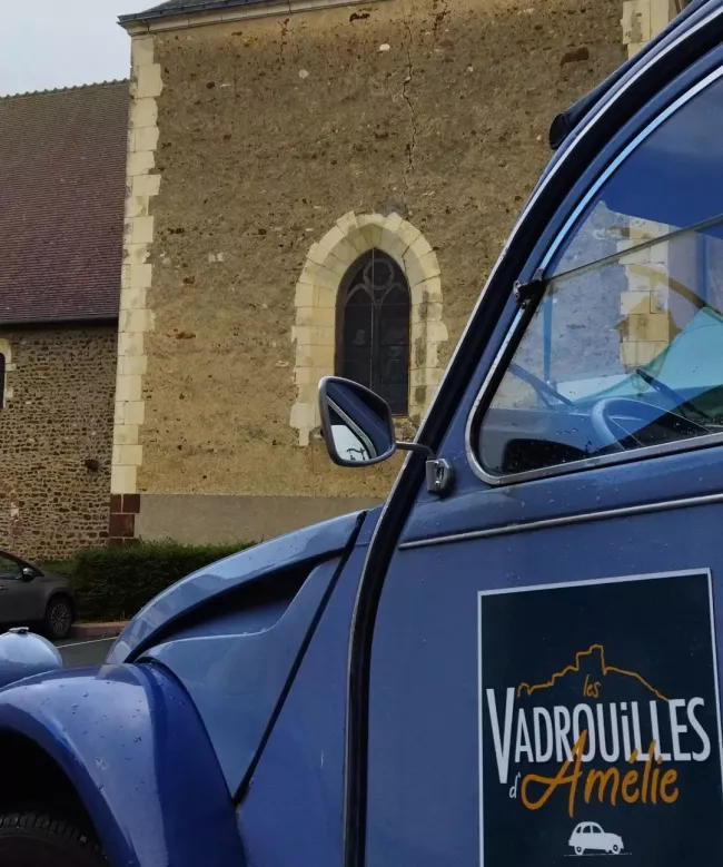 Les vadrouilles d'Amélie — balade en 2CV bleue devant l'église du village